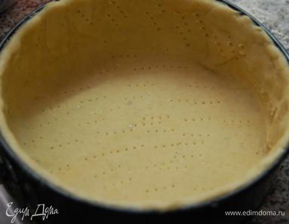 Через час раскатать тесто и выложить в форму (формируем высокие бортики). Наколоть вилкой и выпекать 15 минут при температуре 200 г. 