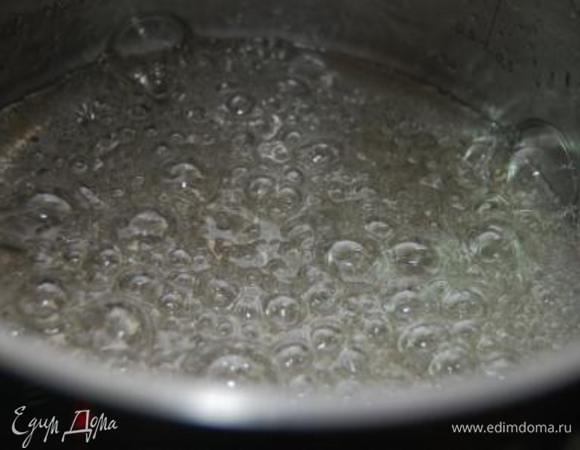 Для начинки соединить в сотейнике с толстым дном  сахар и воду. Содержимое  не мешать!  Иногда встряхивать сотейник, держа за ручку.  На тихом огне дождаться, когда сахар начнет  темнеть.  Насыщенность карамели – дело вкуса. Именно в этом рецепте я не стала делать её слишком темной, поскольку мне хотелось сохранить оранжевый цвет тыквы. 