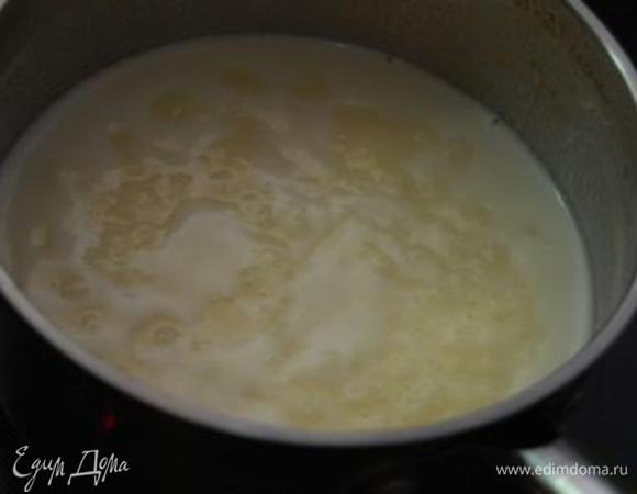 В готовую карамель влить сливки и помешивая лопаткой проварить чуть больше минуты.