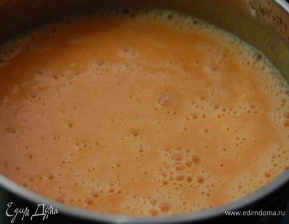 Снять с огня, немного остудить. В готовую смесь добавить пюре тыквы,