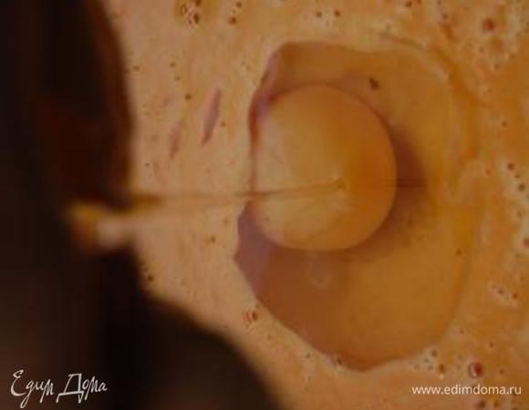 по одному ввести яйца и измельченный миндаль.  И будьте внимательны, если карамель будет слишком горячей – яйца сварятся.     