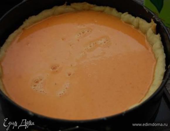 Вылить смесь в форму и выпекать при температуре 180 г около 40 минут.   А вообще, время регулируйте сами: у готового тарта середина должна подрагивать, как у чизкейка.  Остудите тарт при комнатной температуре и поместите на несколько часов (а лучше на ночь) в холодильник (не забудьте затянуть форму пищевой пленкой, чтобы пирог не пропитался ненужными запахами. 