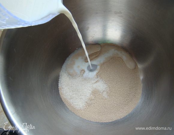 Смешать сахар, дрожжи и молоко, оставить в теплом месте до образования пузырьков на поверхности.
