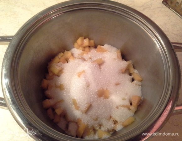 Нарежьте тыкву, добавьте к ней 100 г сахара и оставьте на 5 часов, чтобы тыква пустила сок.