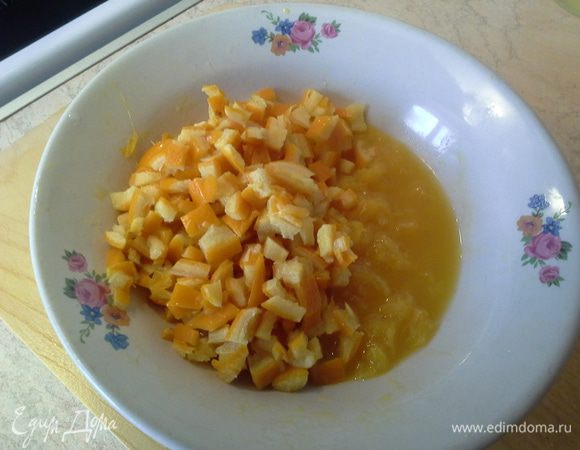 Апельсин охладите, очистите от перегородок. Мелко нарежьте вместе с кожурой.