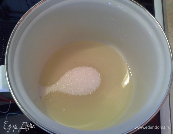 Выделившийся сок слейте в мерный стакан. В емкость, в которой будет вариться конфитюр, насыпьте 100 г сахара и вылейте половину полученного сока. Поставьте на плиту, доведите до кипения и добавьте тыкву. Уменьшите огонь и варите тыкву в течение часа при слабом кипении. 