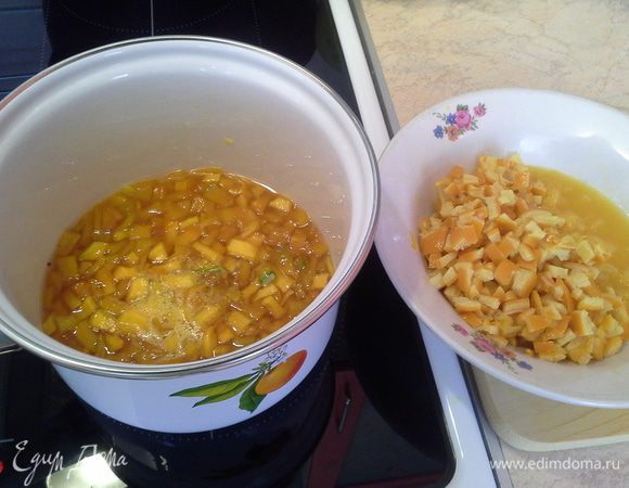 Добавьте подготовленный апельсин, выдержите 30 мин (должно также немного кипеть). В конце добавьте столовую ложку лимонного сока.