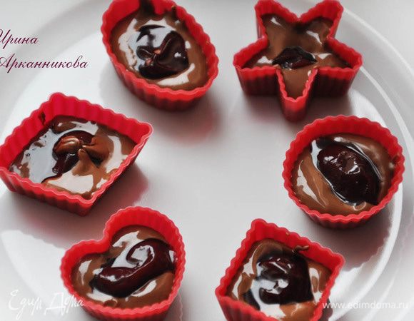Растопить темный шоколад (в СВЧ или на водяной бане) и залить в формочки для конфет.
