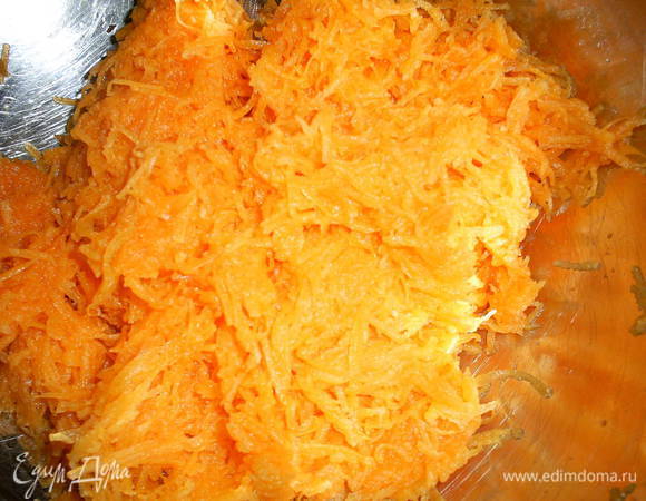 Тыкву натираем на мелкой терке.