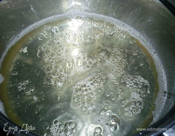 Пока печется манник, готовим сироп. Сахар смешаем с водой и лимонным соком, закипятим и дадим покипеть на среднем огне 5 минут.