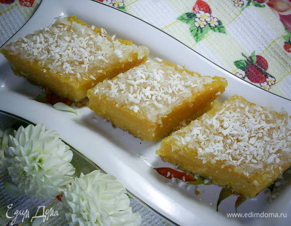 Выпеченный манник густо накалываем вилкой или зубочисткой, посыпаем кокосовой стружкой и сразу же заливаем сиропом. Даем сиропу впитаться. Нарезаем на кусочки и угощаемся необычной сладостью. Приятного аппетита!!!
