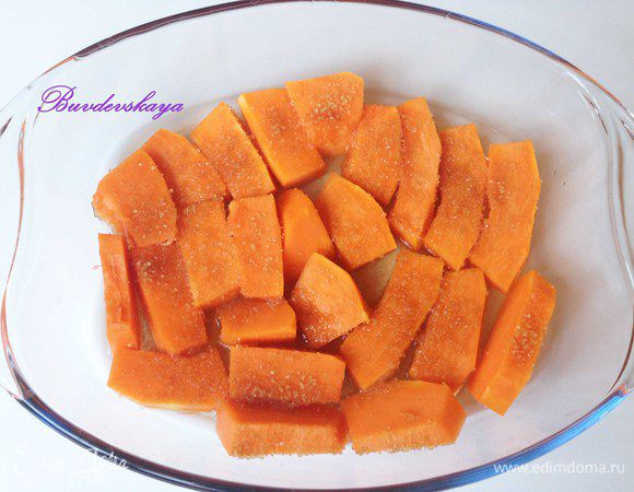 Тыкву порезать небольшими кусочками, выложить в жаропрочную форму, добавить ½ стакана воды, присыпать коричневым сахаром и запекать в разогретой до 180 градусов духовке минут 20-30 до мягкости тыквы.