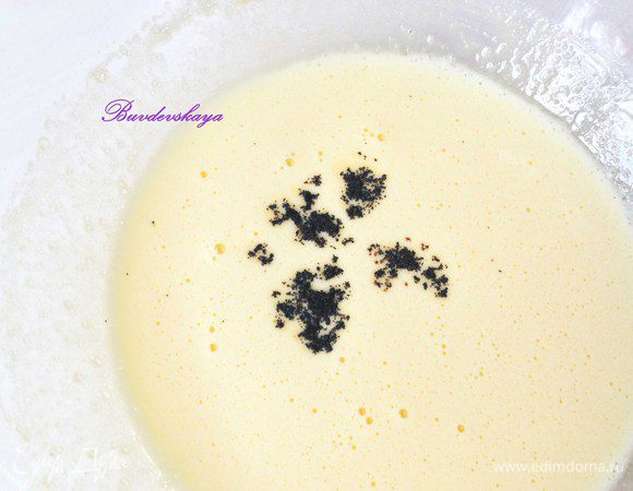 Стручок ванили разрезать  вдоль, аккуратно извлечь  семена (у меня был большой стручок ванили, поэтому использовала только половину). Желтки растереть с сахаром до бела и добавить семена ванили,  тщательно перемешать.