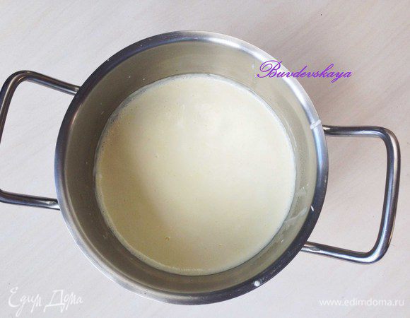 Сливки налить в кастрюлю, довести до кипения, убрать с огня и остудить в течение 15 минут.