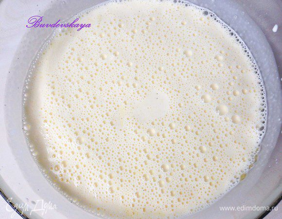 Горячие сливки вливать тоненькой струйкой в желтковую массу, постоянно помешивая. 