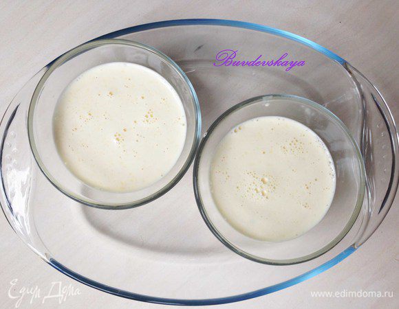 Массу разлить по формочкам  с тыквой. Формочки поставить в большую жаропрочную форму и налить горячую воду так, чтобы она доходила до середины маленьких формочек. Поставить форму в разогретую до 180 градусов духовку на 40-45 минут. Вынуть крем-брюле из духовки остудить, убрать в холодильник минимум на 2 часа.