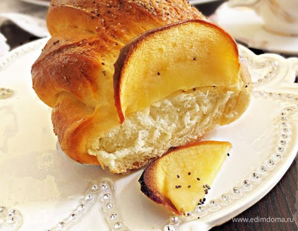 И потом можно приступать к чаепитию.
Кстати, разрезать кольцо не нужно, оно легко ломается на булочки.