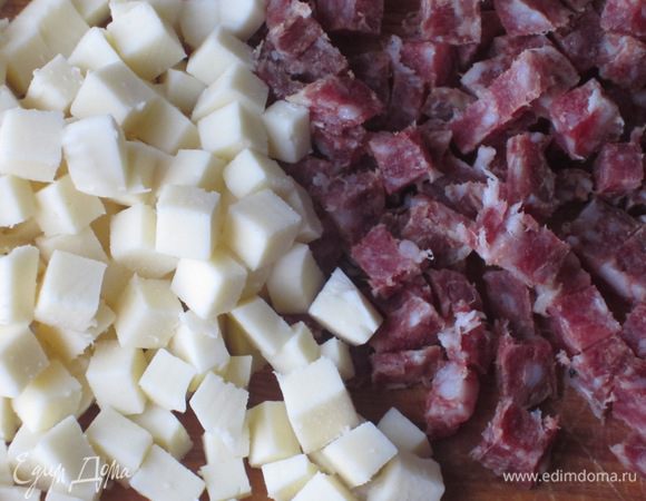 Салями и сыр нарезать кубиками. Оливки нарезать колечками. Тимьян и майоран порубить ножом. 