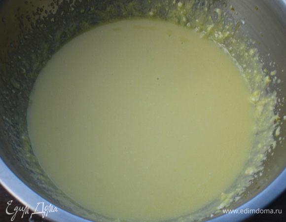 Смешать йогурт, тёртый пармезан, яичные желтки, оливковое масло, соль и хорошо взбить миксером.