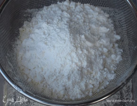  Муку, крахмал и разрыхлитель просеять и ввести в тесто, непрерывно работая миксером.