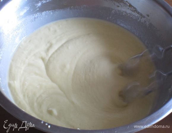 Продолжая перемешивать, влить молоко. 