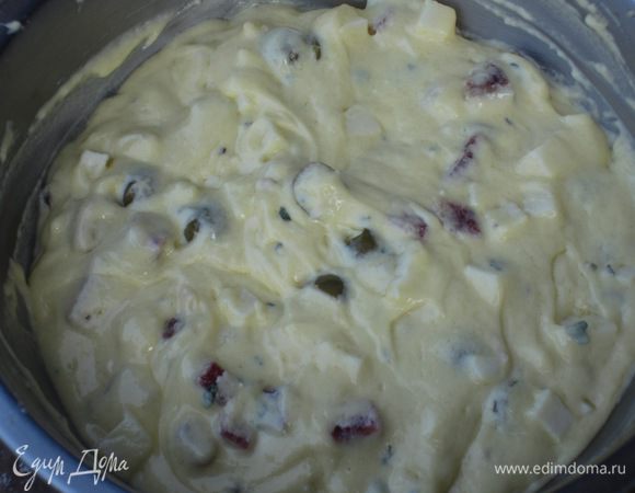 Добавить салями, сыр, оливки, тимьян, майоран и хорошо перемешать.