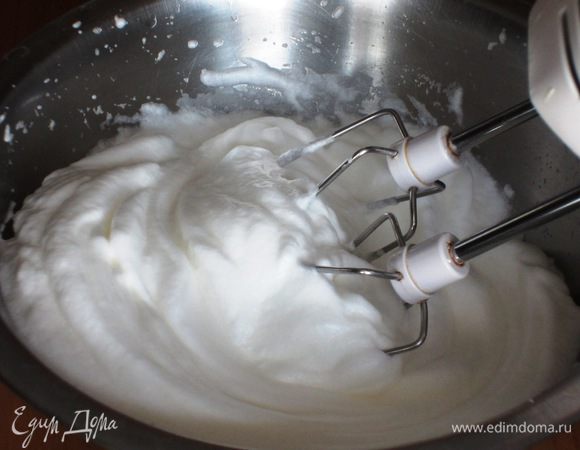 Взбить белки до устойчивых пиков и аккуратными движениями снизу-вверх ввести в тесто.