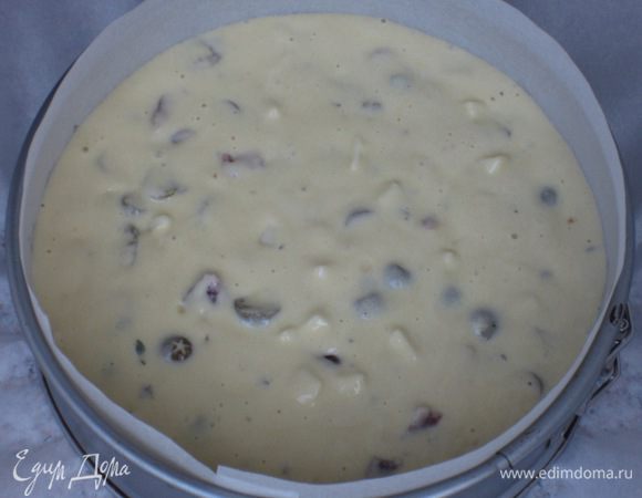 Выложить тесто в форму с пергаментом и выпекать в разогретой до 180 °С духовке 35 минут.