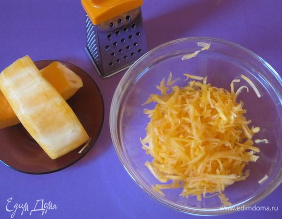 На крупной терке натереть тыкву.