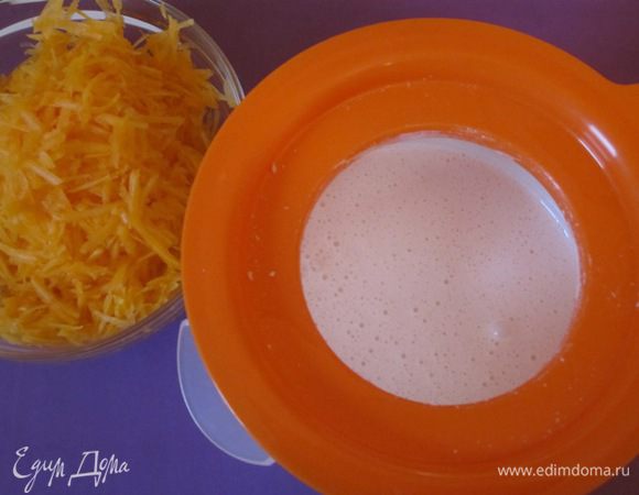 Яйца взбить с сахаром.