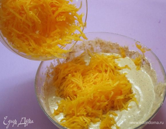 Смешать с тертой тыквой.
