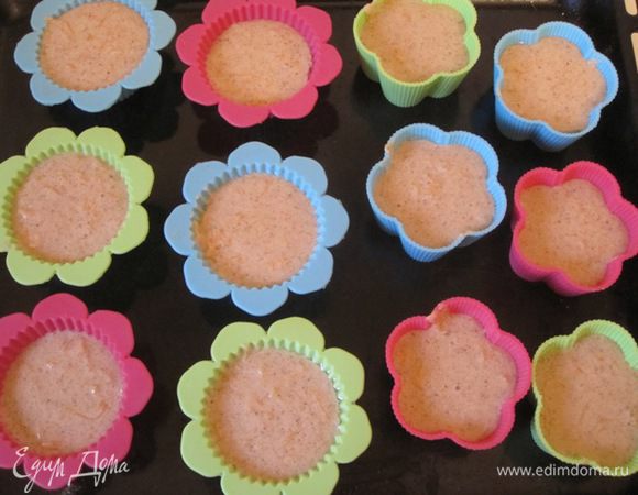 Разложить на противне, разлить тесто на 3/4 объема.