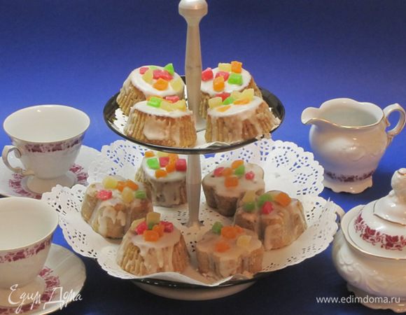 Развести сухую готовую глазурь, украсить цукатами.