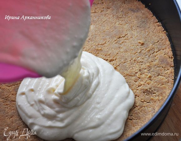 Размолоть творог блендером, добавить сахар и яйца, смешать блендером. Вылить на основу из печенья. Поставить в духовку на 15 минут. Вытащить, можно немного остудить.
