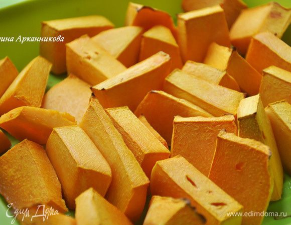 Запечь в духовке тыкву, порезанную на кусочки (около 40-50 минут). Размолоть тыкву блендером, добавить взбитые сливки (оставить немного для украшения), сахар, ванилин, мускатный орех и имбирь. Вылить на творожный слой. Запекать около 40-50 минут, пока масса не станет плотной.
