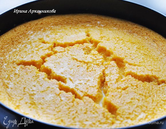 Выключить духовку и оставить чизкейк на 30 минут. Вытащить чизкейк, остудить, поставить в холодильник на 1 час. Посыпать сахарной пудрой, украсить взбитыми сливками и листиками из шоколада.
