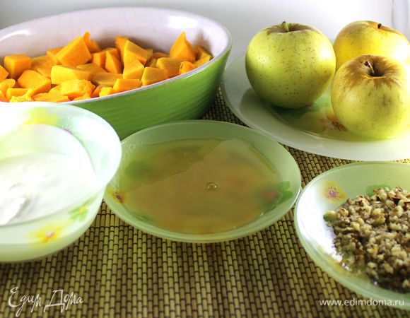 Разогреть духовку до 170 градусов. Подготовить все ингредиенты. Тыкву очистить, порезать на средние кусочки. Из яблок удалить сердцевину. Тыкву и яблоки отправить в духовку запекаться на 20-25 минут.
Орехи измельчить.