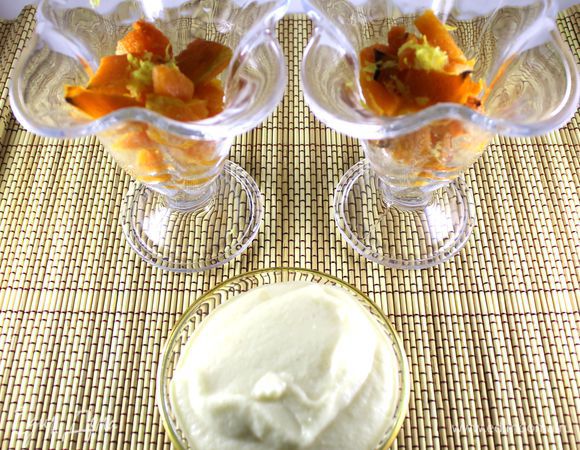 Тыкву остудить. С яблок снять кожицу. Мякоть пробить в блендере. Сметану взбить немного миксером или можно отправить в блендер к яблочному пюре, добавить 1 ч.л. меда и еще немного взбить. Крем получается очень нежный, вкусный и ароматный.