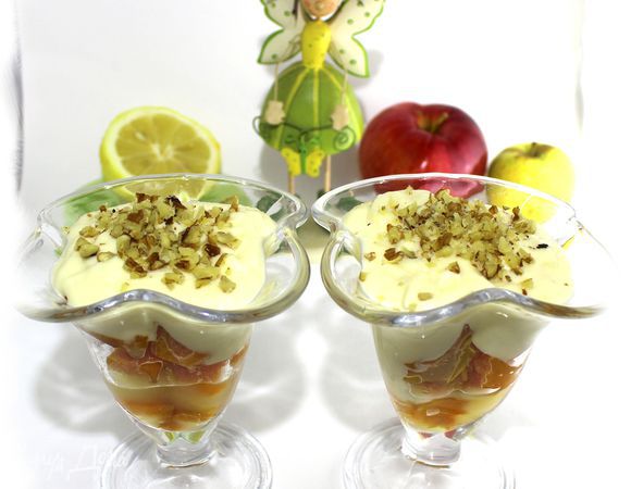 Тыкву разложить по креманкам. Сверху посыпать тертой цедрой и сбрызнуть лимонным соком, добавить по 1 ч.л. меда в каждую креманку. На тыкву выложить крем и присыпать грецкими орехами. 
Десерт готов! Подавать охлажденным. Наслаждайтесь!:)