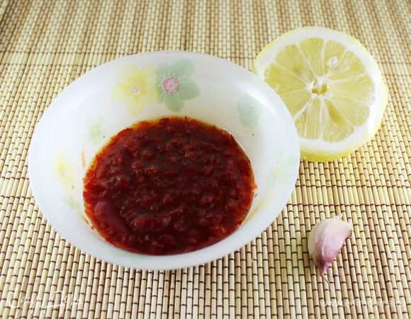 Измельчить в блендере 1 болгарский перец (небольшой), добавить оливковое масло, вустерский соус, соль, перец свежемолотый, чеснок (по желанию, я не добавляла). Лимонный сок можно добавить сразу в соус, а можно сбрызнуть уже готовый салат.