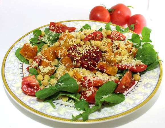Выложить в тарелку руколу, сверху тыкву и помидоры, нут, присыпать кунжутом, пармезаном, соус выложить в центр, сбрызнуть лимонным соком. Перед подачей размешать. 
Приятного аппетита!(ch) 