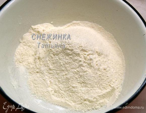 В миску, в которой будем замешивать тесто, просеиваем муку. Всыпаем соль, сахар.