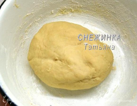 Затем выливаем «ожившие» дрожжи. Начинаем замешивать тесто. По одному вводим яйца (они должны быть комнатной температуры), постоянно вымешивая тесто. Можно замешивать миксером, руками или просто ложкой. Затем начинаем месить тесто руками в течение 10 минут. Оно получается достаточно тугим, и чем больше мы будем его месить, тем меньше оно будет липнуть к рукам.