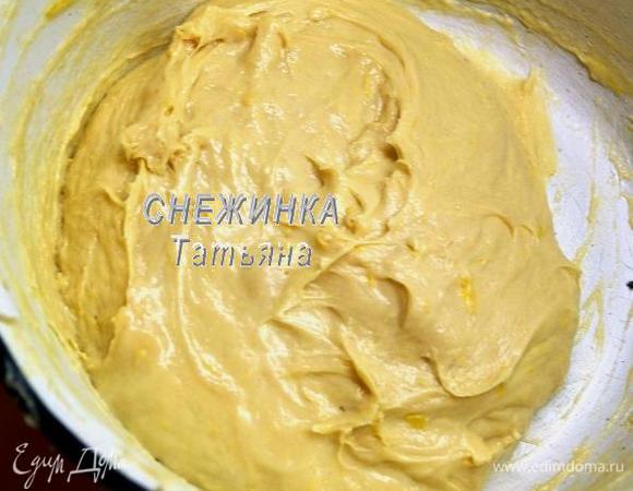 Теперь начинается самое интересное)) Начинаем вводить в тесто тыквенное пюре и размягчённое сливочное масло. Я делала так: добавила часть пюре, помесила, добавила часть масла, помесила и т.д. Тесто будет, возможно, липнуть к рукам, в это время будет казаться, что тесто «разбирается» на части и не хочет соединяться. Но мы продолжаем месить. Когда пюре и масло полностью проникнут в тесто, оно станет однородным, блестящим, гладким. Особенность его в том, что оно становится не жидким и не крутым, как бы «живым», которое нужно соскребать со стенок миски, но которое формируется в единый ком.