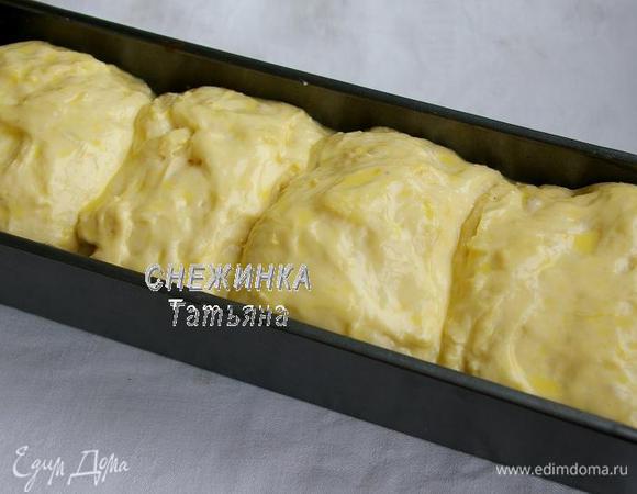 Когда колобки подросли, аккуратно смазываем их смесью их желтка и молока. 