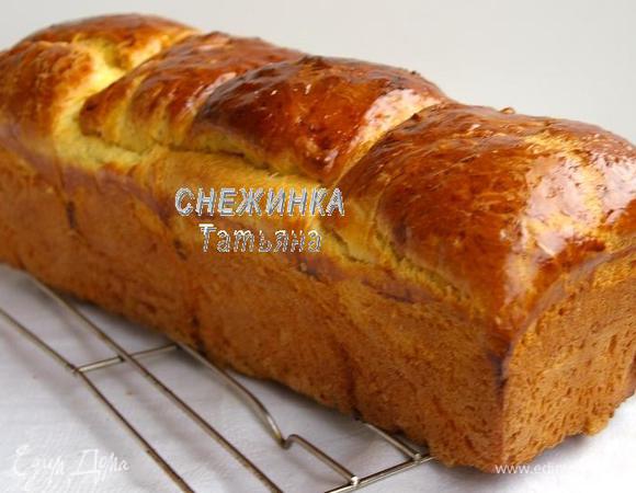 Ставим выпекаться бриошь в разогретую до 180С духовку на 30 минут до золотистого цвета. Готовую бриошь оставляем в форме на 5-10 минут, затем вынимаем из формы и остужаем на решётке. 