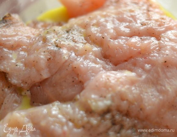 Куриное филе отбить, посолить, поперчить, полить оливковым маслом и оставить на ночь в холодильнике.