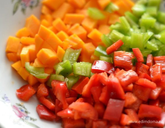 Тыкву и  перец порезать на небольшие кубики.