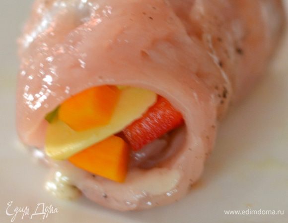 Завернуть в рулетик, швом вниз выложить в форму, и так все рулетики выложить  очень плотненько к друг другу.