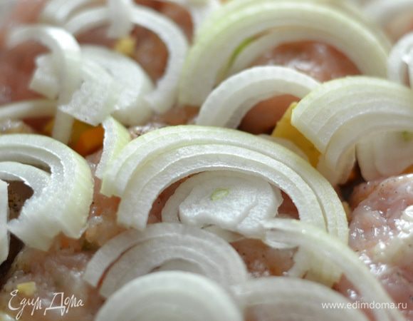 Сверху выложить кольца лука.